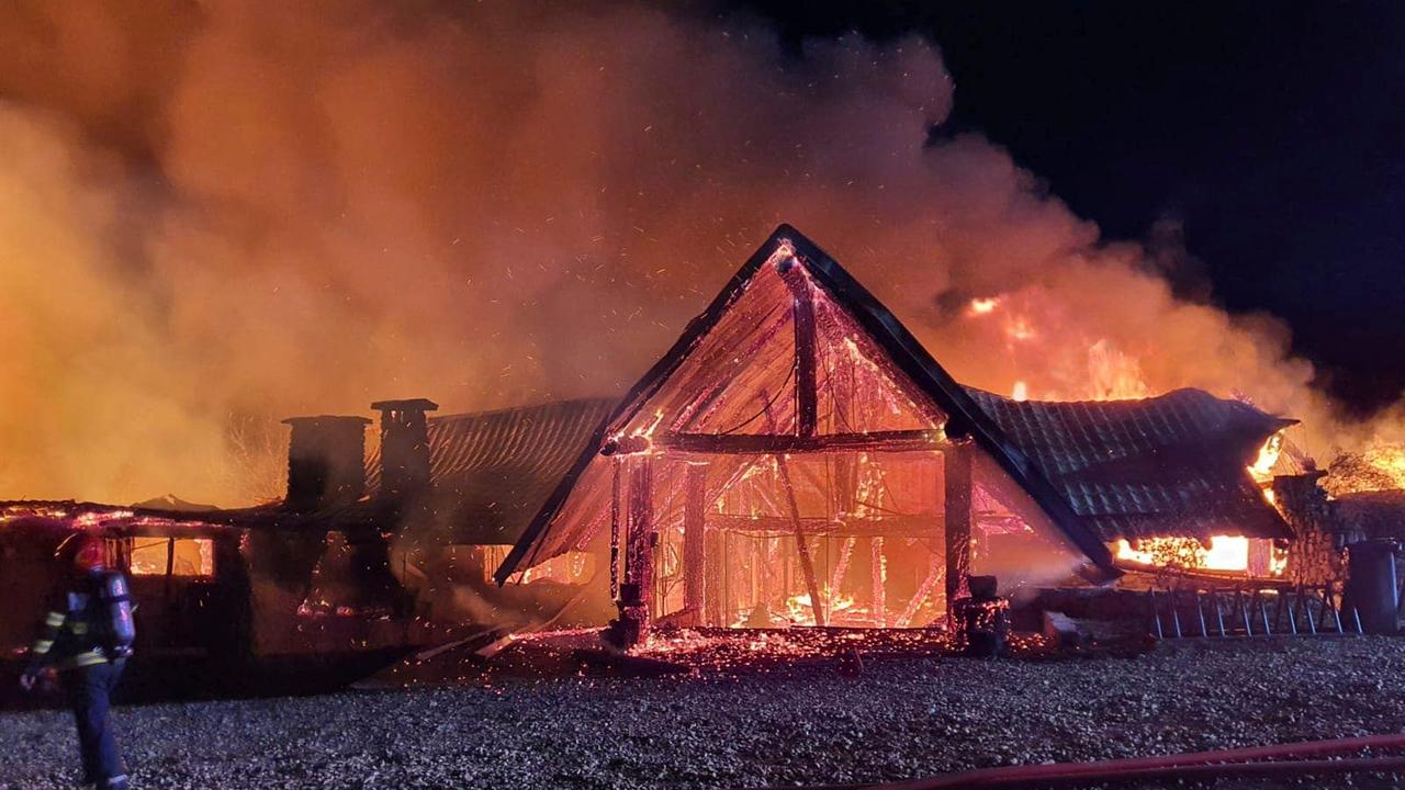 Rumänien, Tohani: Dieses von den rumänischen Rettungsdiensten Prahova (ISU Prahova) zur Verfügung gestellte Foto zeigt ein brennendes Gästehaus.