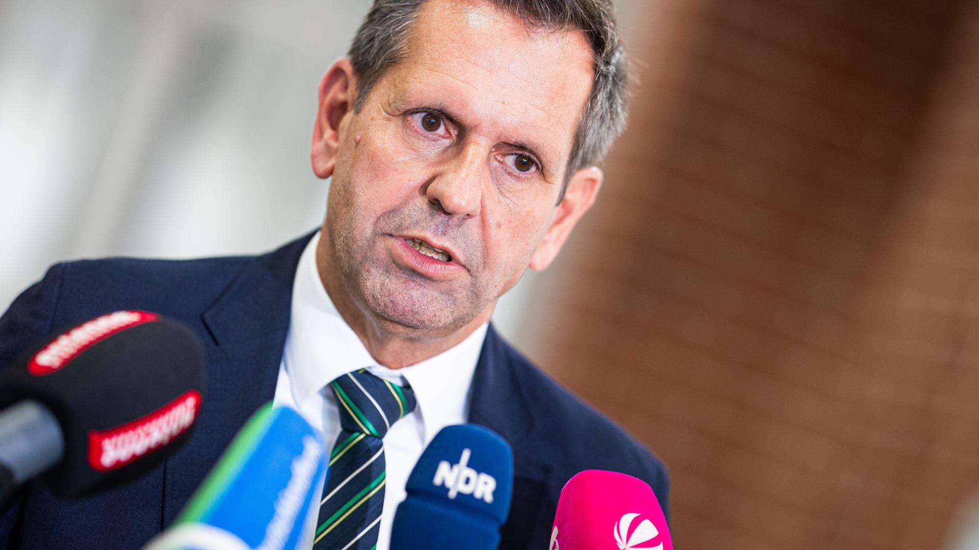 Olaf Lies (SPD), Wirtschaftsminister von Niedersachsen, gibt ein Pressestatement ab (Archivbild vom 10. September 2024).