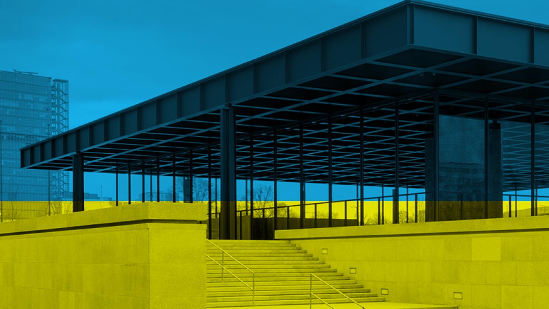 Die Neue Nationalgalerie in den Farben der ukrainischen Flagge.