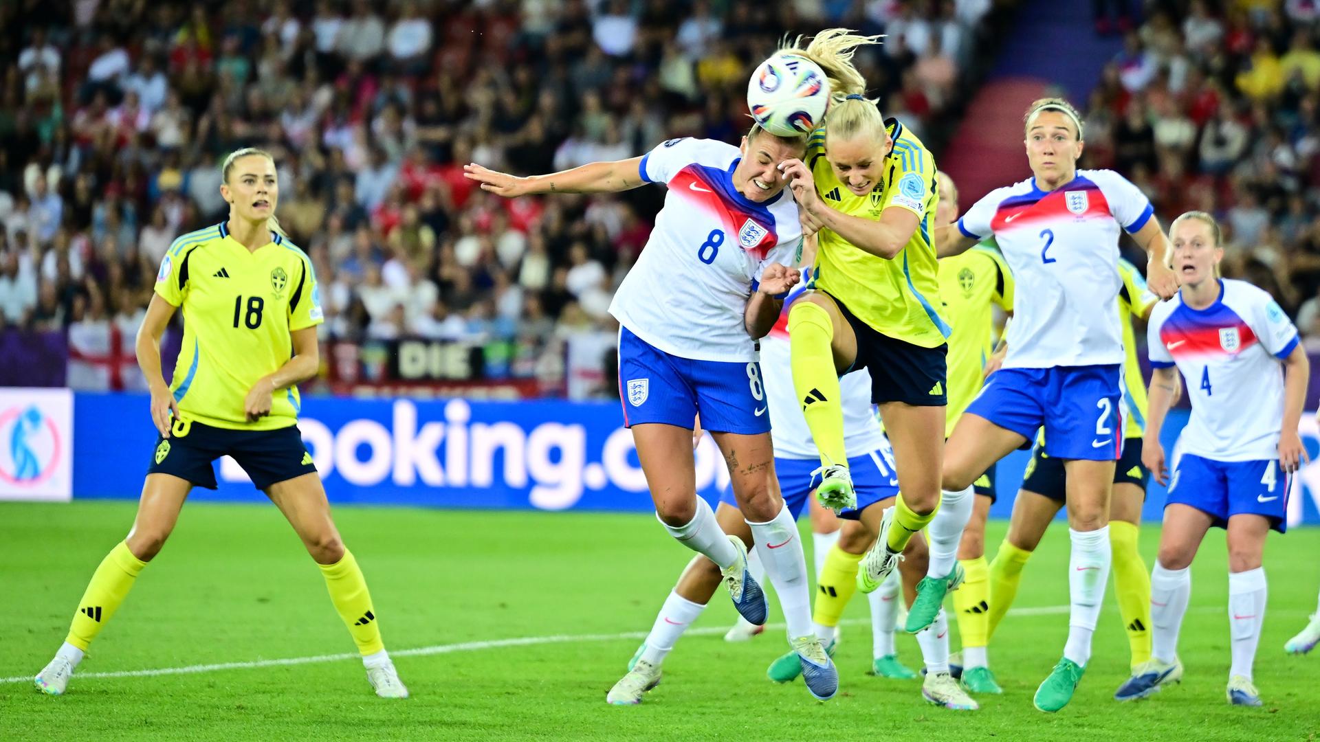 Englands Georgia Stanway (links) und Schwedens Stina Blackstenius Englands Georgia Stanway (links) und Schwedens Stina Blackstenius