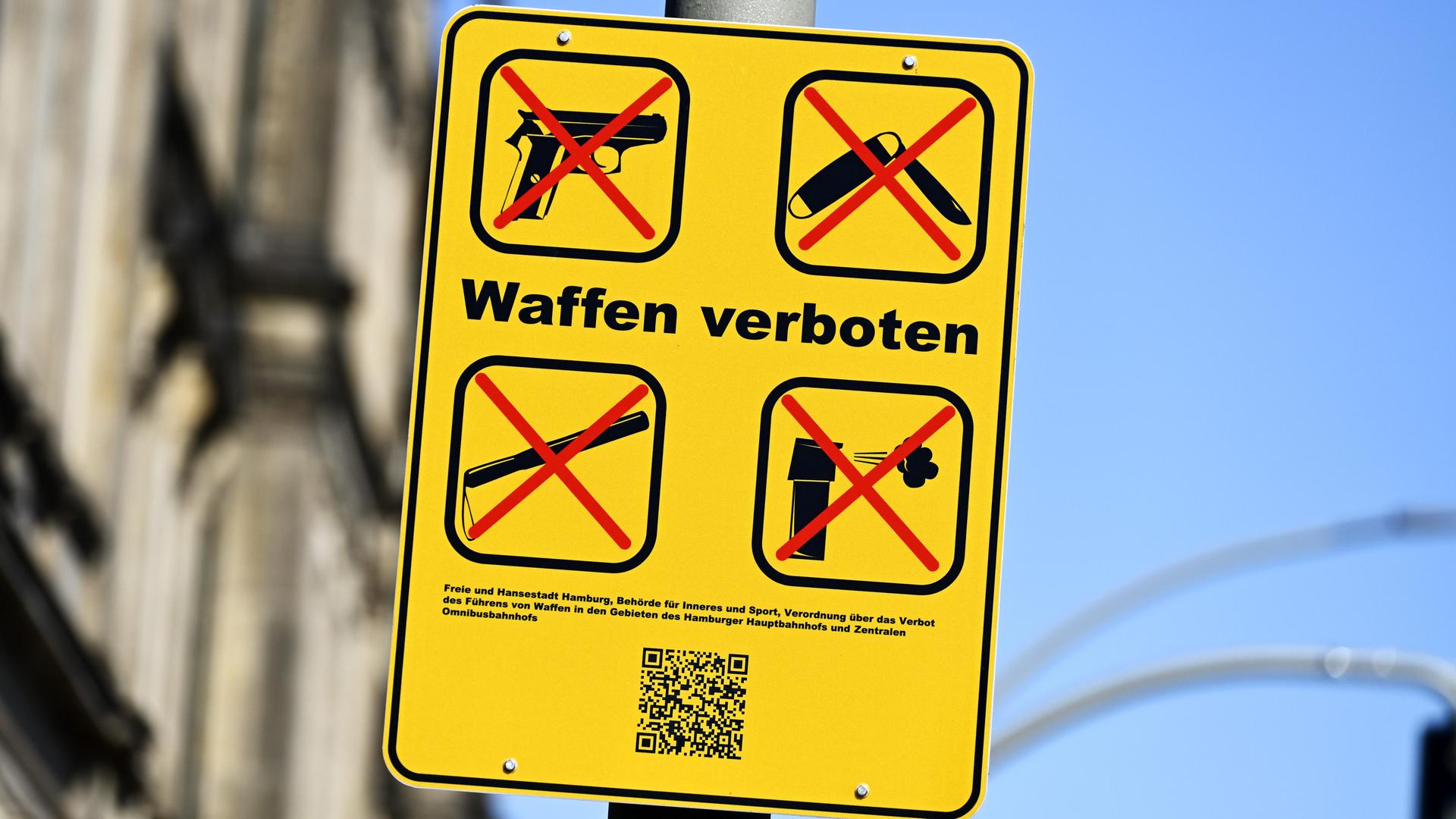 Auf einem Schild sind Piktogramme von durchgestrichenen Waffen zu sehen.