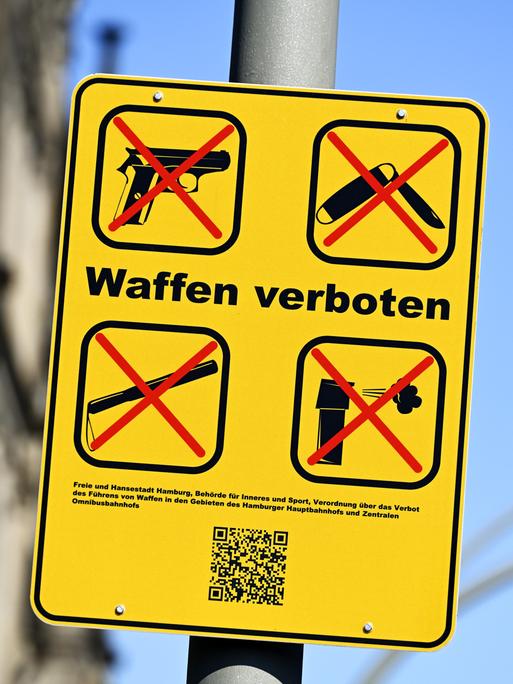 Auf einem Schild sind Piktogramme von durchgestrichenen Waffen zu sehen.