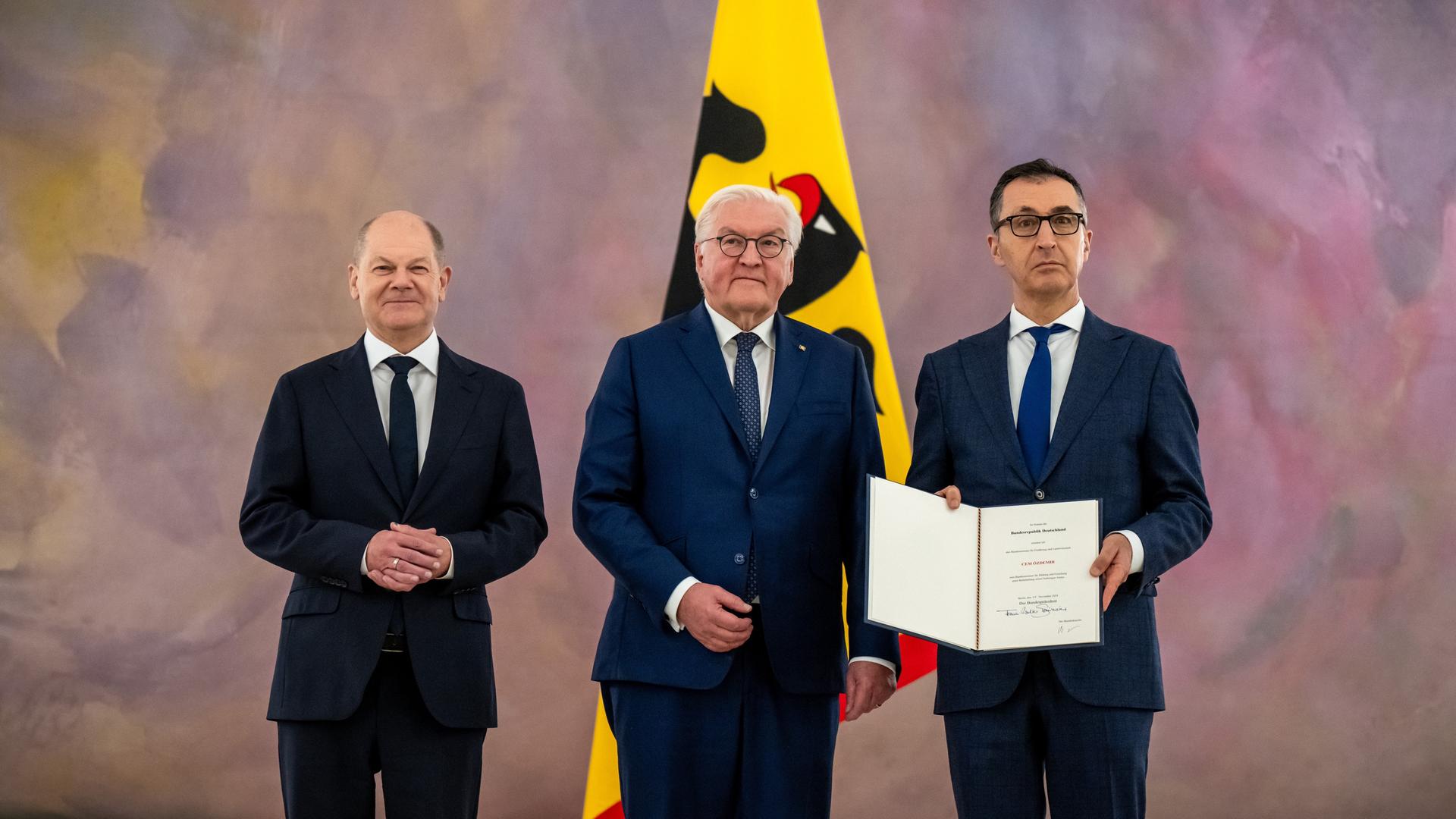 Berlin: Cem Özdemir (r-l, Bündnis90/Die Grünen) wird von Bundespräsident Frank-Walter Steinmeier neben seiner bisherigen Funktion als Ernährung- und Landwirtschaftsminister zusätzlich zum Minister für Bildung und Forschung ernannt, links steht Bundeskanzler Olaf Scholz (SPD).