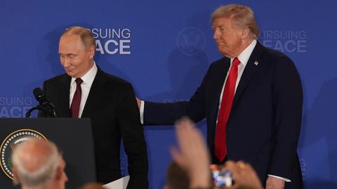 US-Präsident Trump und der russische Präsident Putin nach einer gemeinsamen Pressekonferenz in Alaska. 