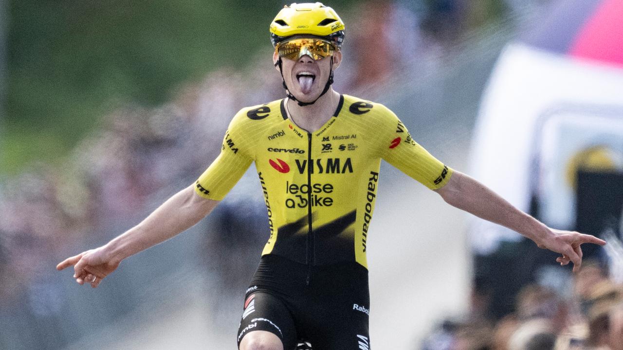 Deutschland Tour: Radrennfahrer Louis Barré bei seinem Sieg - er sitzt auf seinem Rennrad, streckt die Arme zur Seite, die Zunge heraus und freut sich. 