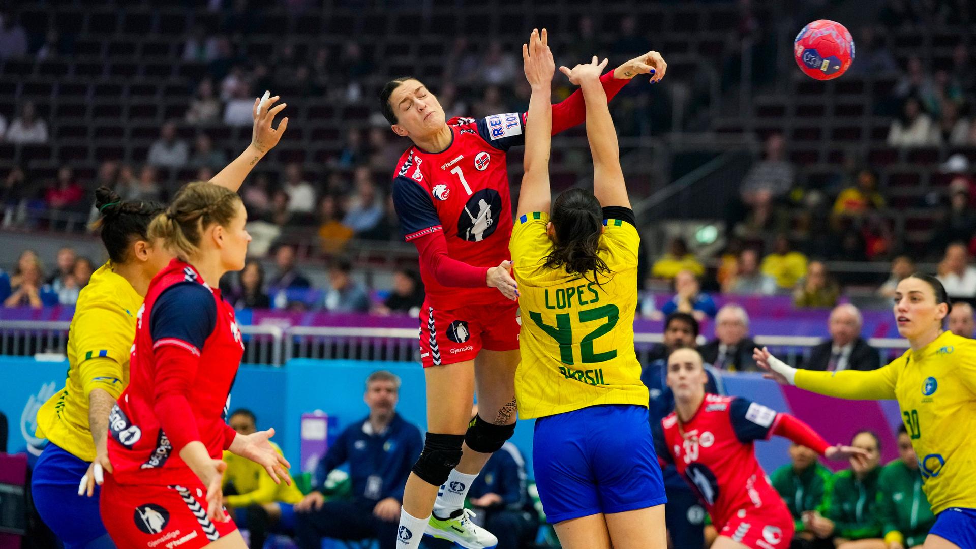 Norwegen und Brasilien im Hauptrundenspiel der Handball WM; Spielerinnen beider Teams kämpfen um den Ball.
Norwegen und Brasilien im Hauptrundenspiel der Handball WM; Spielerinnen beider Teams kämpfen um den Ball.