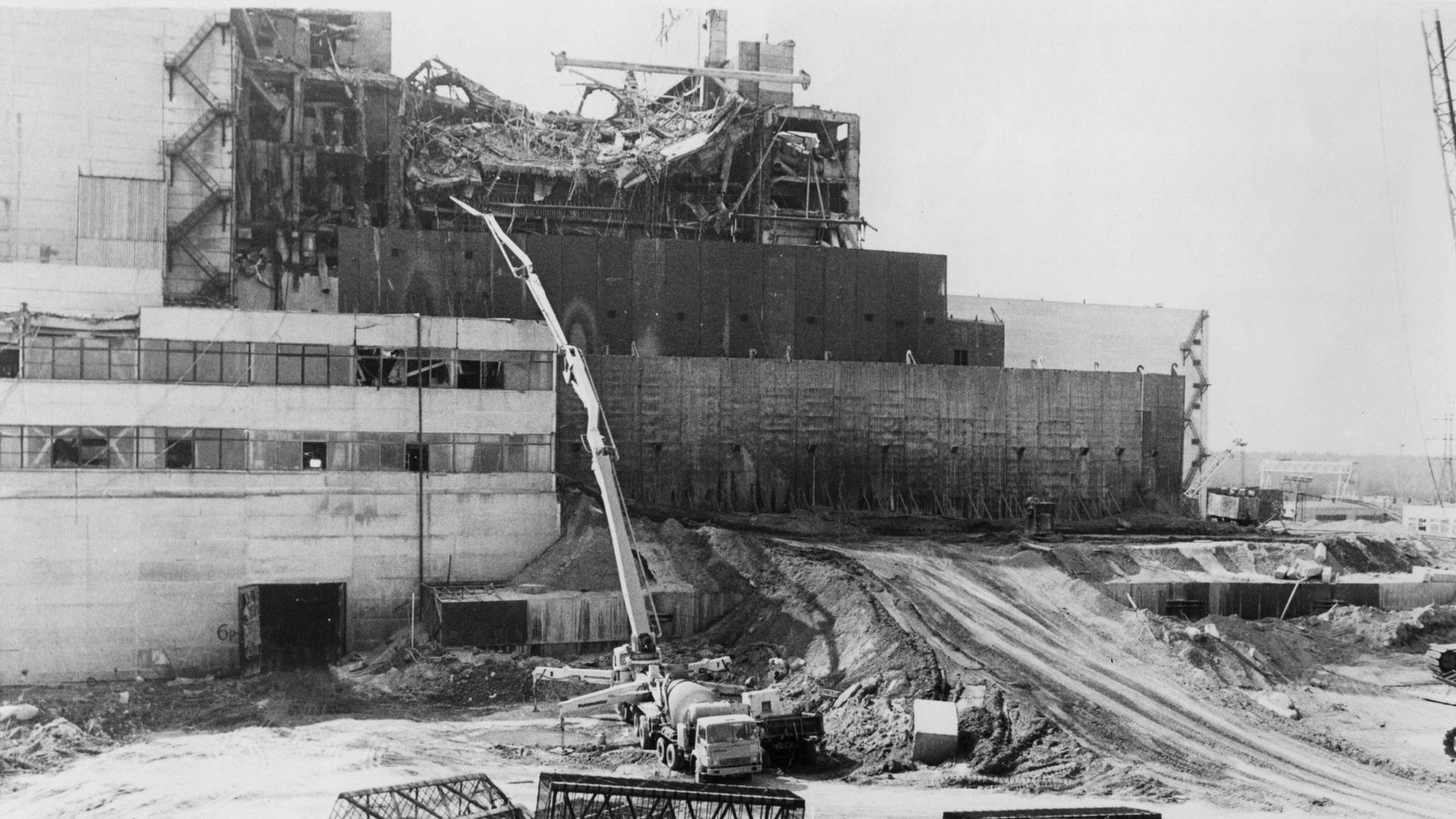 Ein undatiertes Archivbild zeigt den zerstörten Kernreaktor von Tschernobyl