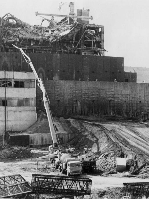 Ein undatiertes Archivbild zeigt den zerstörten Kernreaktor von Tschernobyl