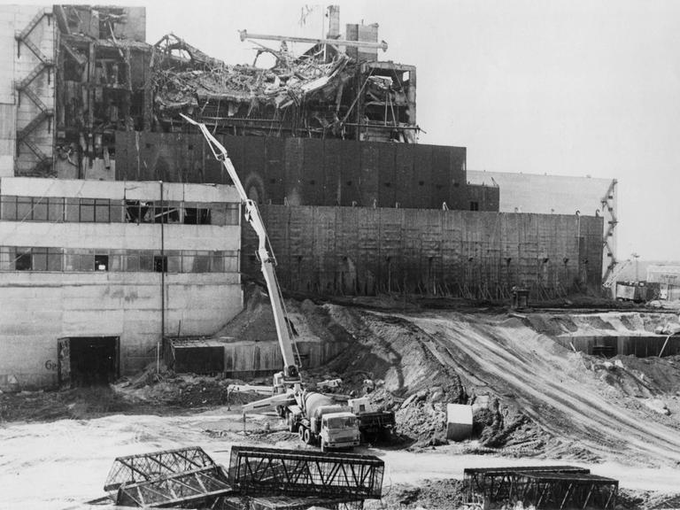 Ein undatiertes Archivbild zeigt den zerstörten Kernreaktor von Tschernobyl