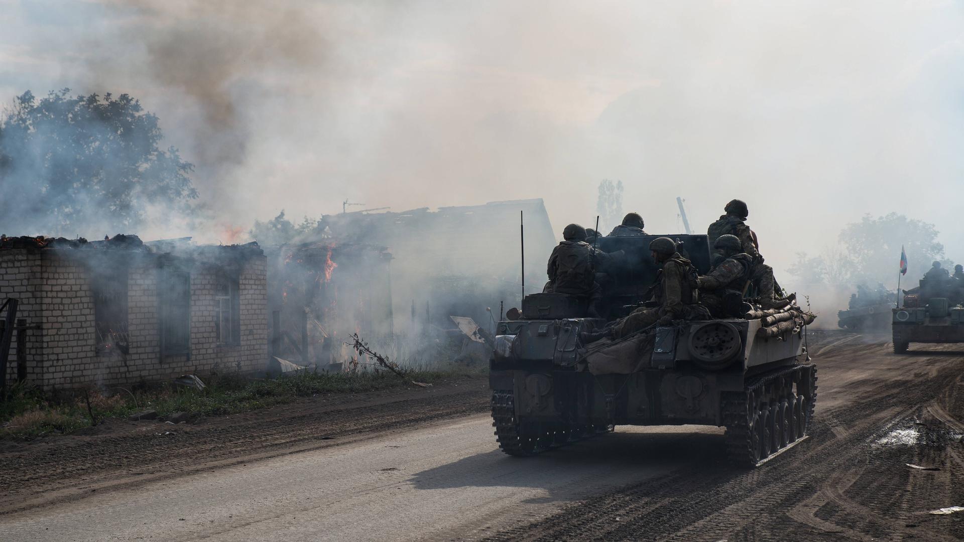 Eis russischer Panzer fährt über eine Straße in Popasnaya, Region Luhansk