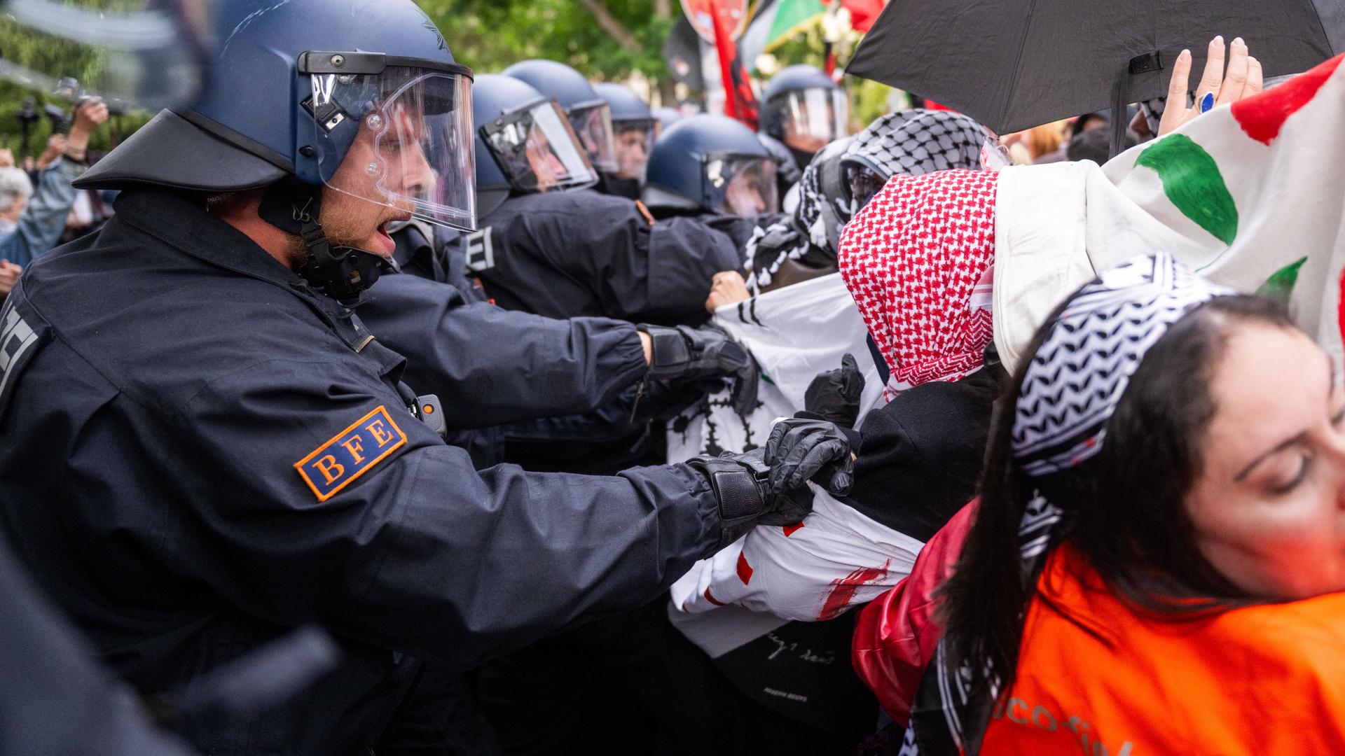 Polizisten schieben Teilnehmer bei einer propalästinensische Demonstrationen zurück. Polizisten schieben Teilnehmer bei einer propalästinensische Demonstrationen zurück.