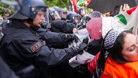 Polizisten schieben Teilnehmer bei einer propalästinensische Demonstrationen zurück. 