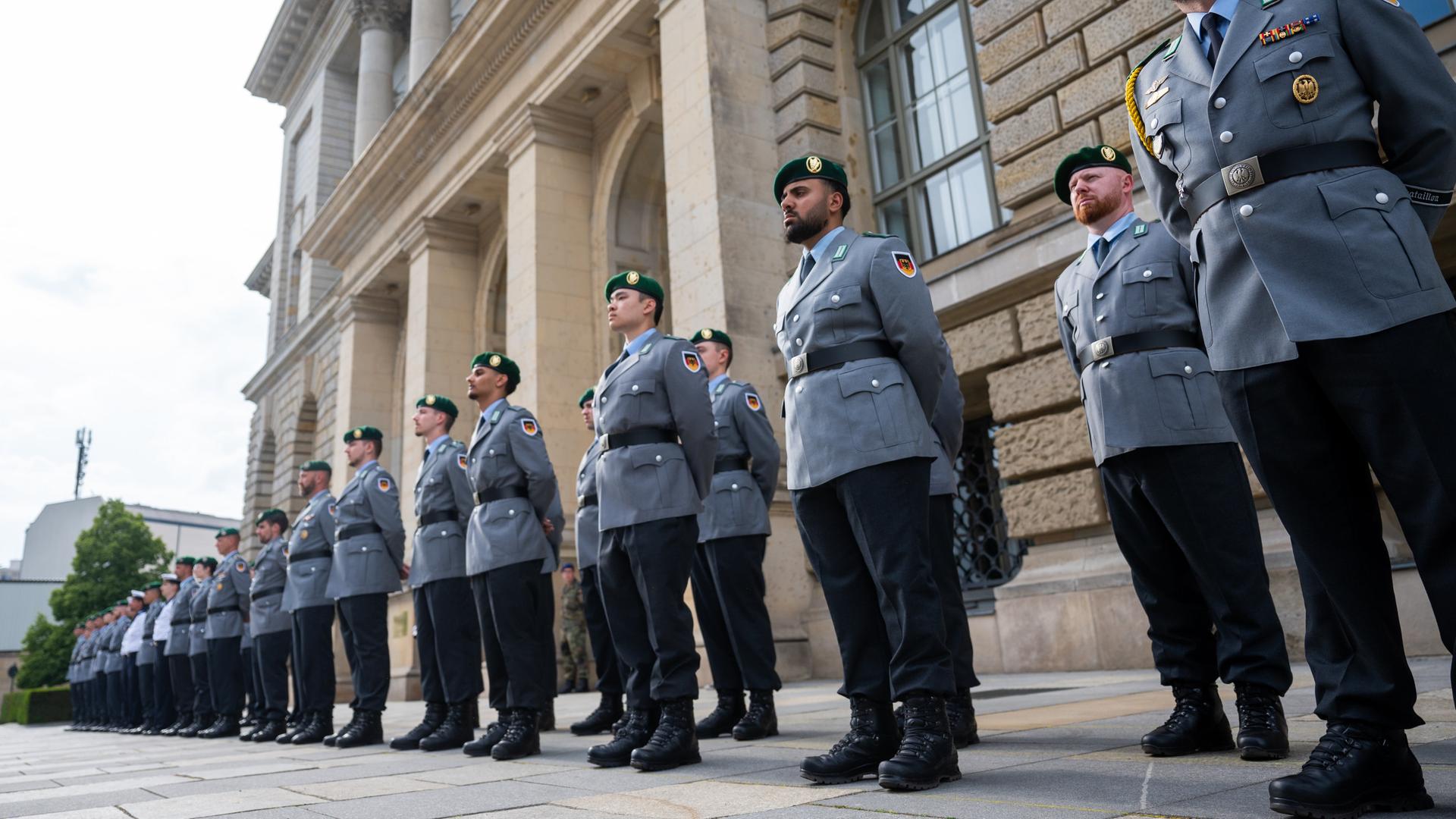 Rekruten stehen beim Öffentlichen Gelöbnis des Wachbataillon beim Bundesministerium der Verteidigung vor dem Abgeordnetenhaus. 