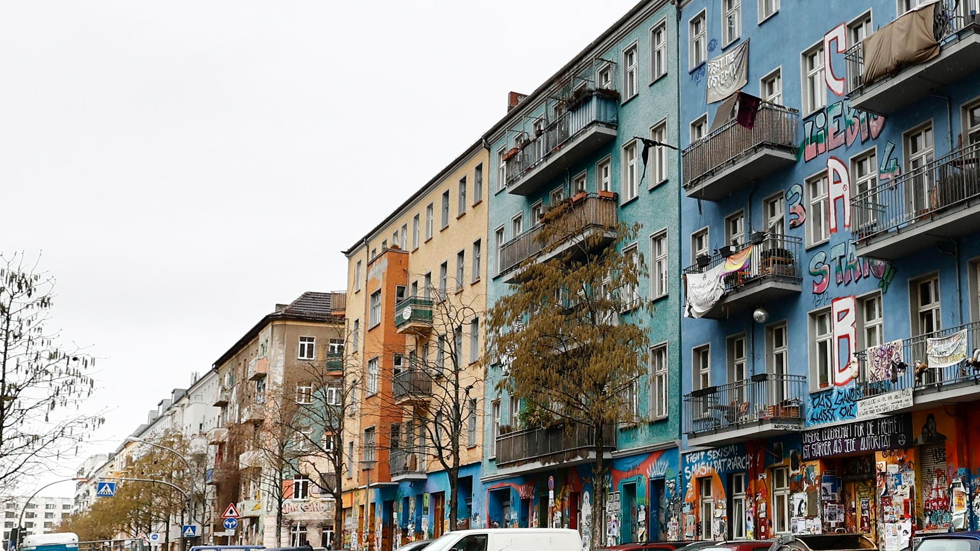 Transparente hängen von den Balkonen an dem Haus Rigaer Strasse 96. Das teilbesetzte Gebäude gilt als Symbol der linksradikalen Szene. Transparente hängen von den Balkonen an dem Haus Rigaer Strasse 96. Das teilbesetzte Gebäude gilt als Symbol der linksradikalen Szene.