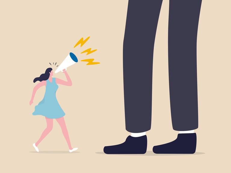 Illustration: Eine kleine Frau schreit in ein Megafon vor den übergrossen Füssen eines Mannes.