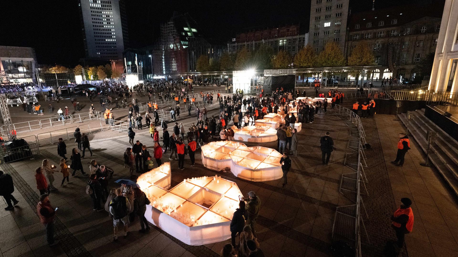 Leipzig: Menschen entzünden auf dem Augustusplatz Kerzen an dem Schriftzug "Leipzig '89".