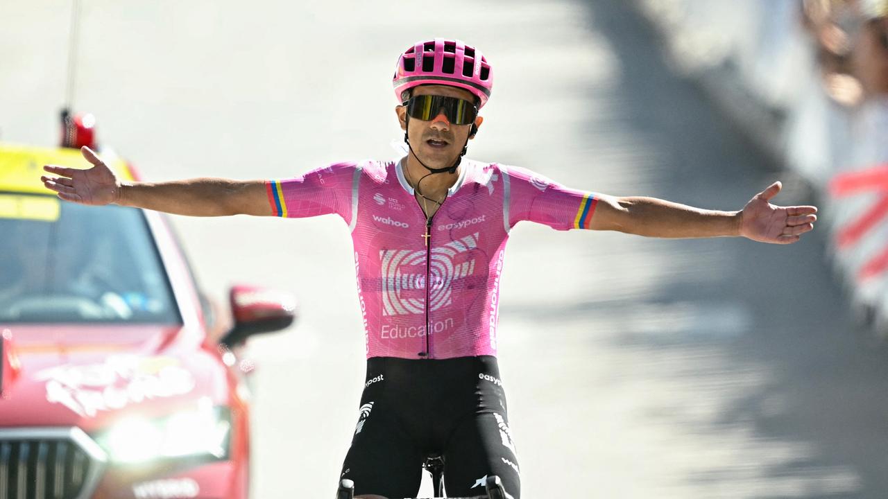 Richard Carapaz kommt im Ziel der 18. Etappe der Tour de France an. Er jubelt und freut sich über seinen Sieg.