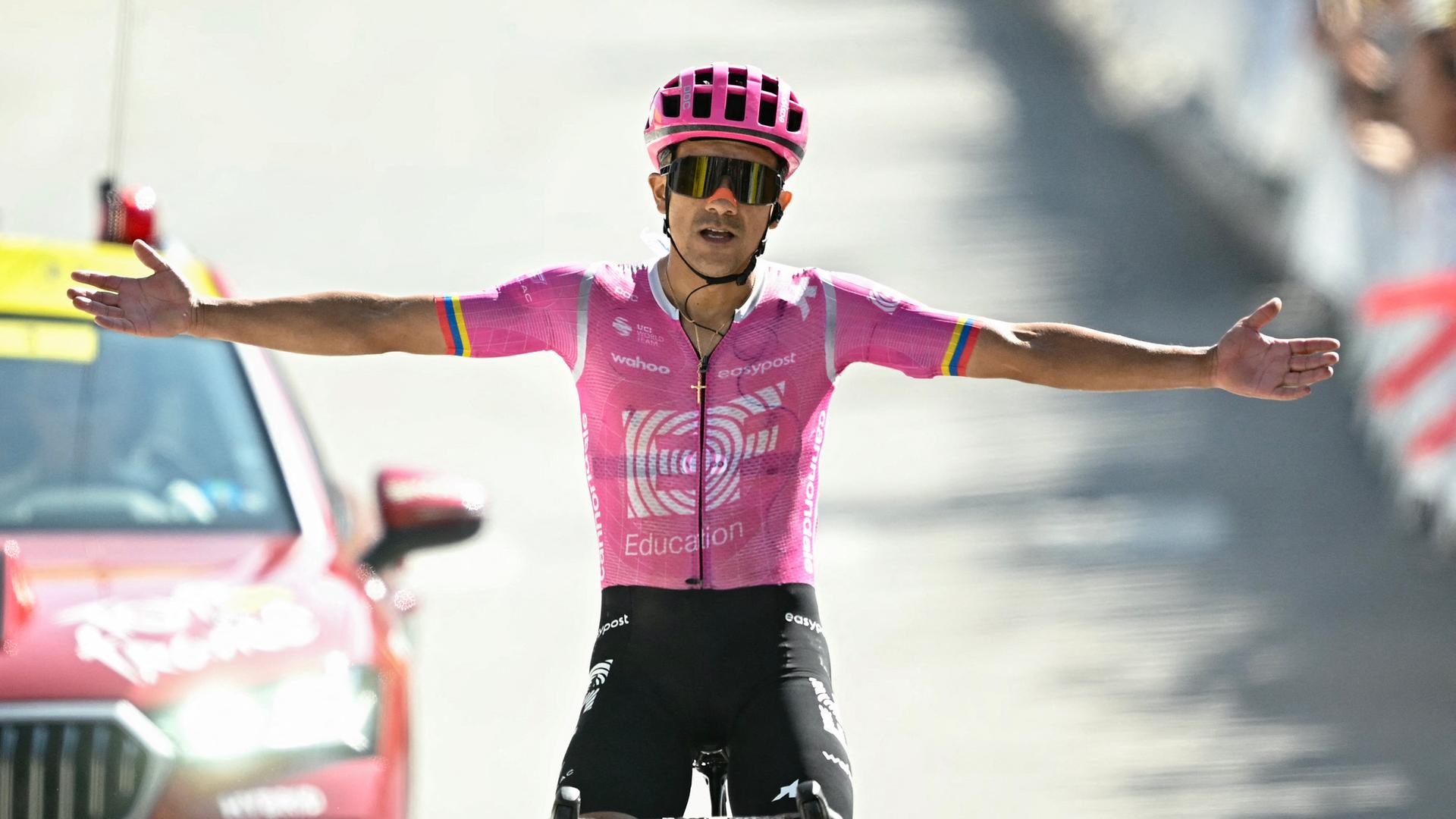 Richard Carapaz kommt im Ziel der 18. Etappe der Tour de France an. Er jubelt und freut sich über seinen Sieg. Richard Carapaz kommt im Ziel der 18. Etappe der Tour de France an. Er jubelt und freut sich über seinen Sieg.