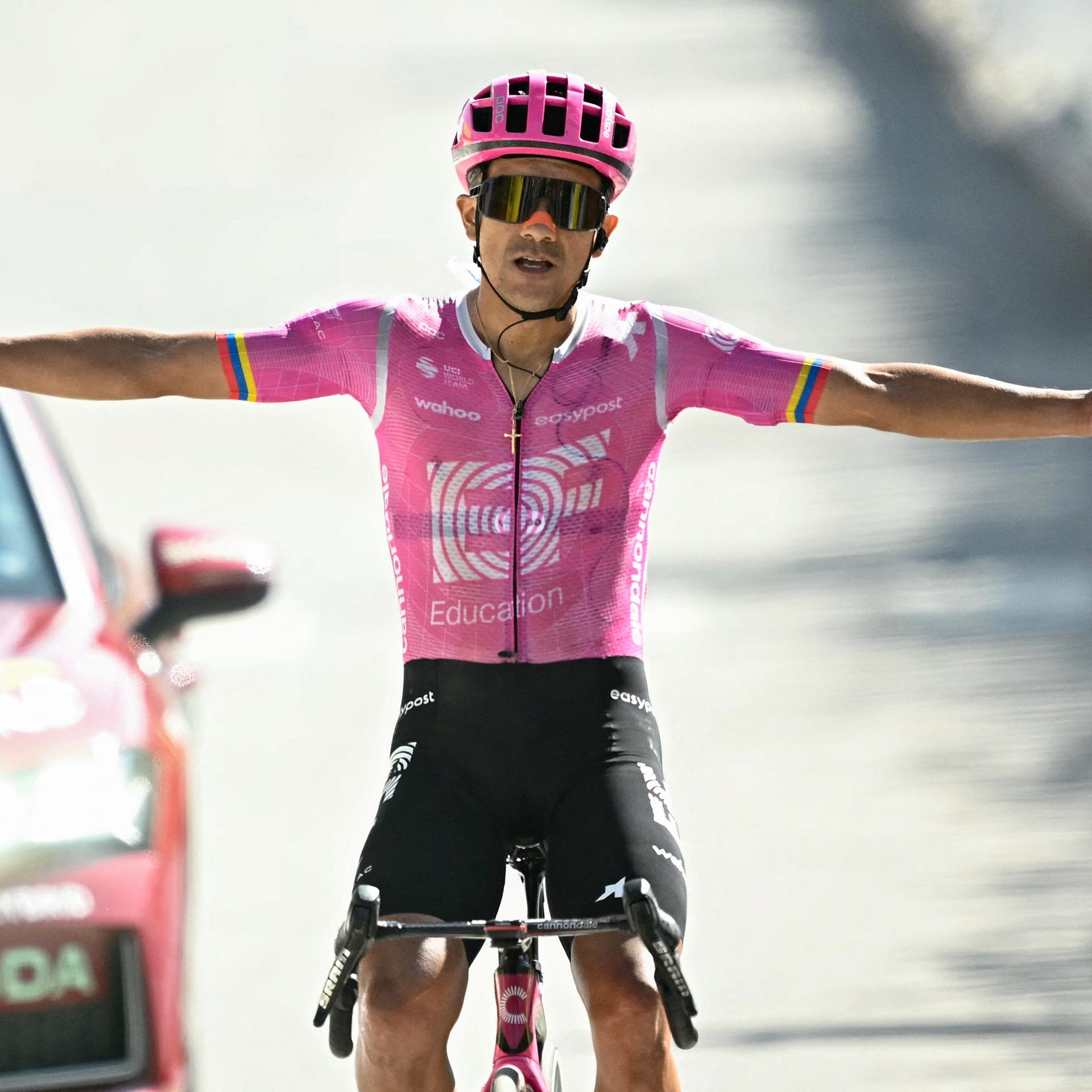 Richard Carapaz kommt im Ziel der 18. Etappe der Tour de France an. Er jubelt und freut sich über seinen Sieg.