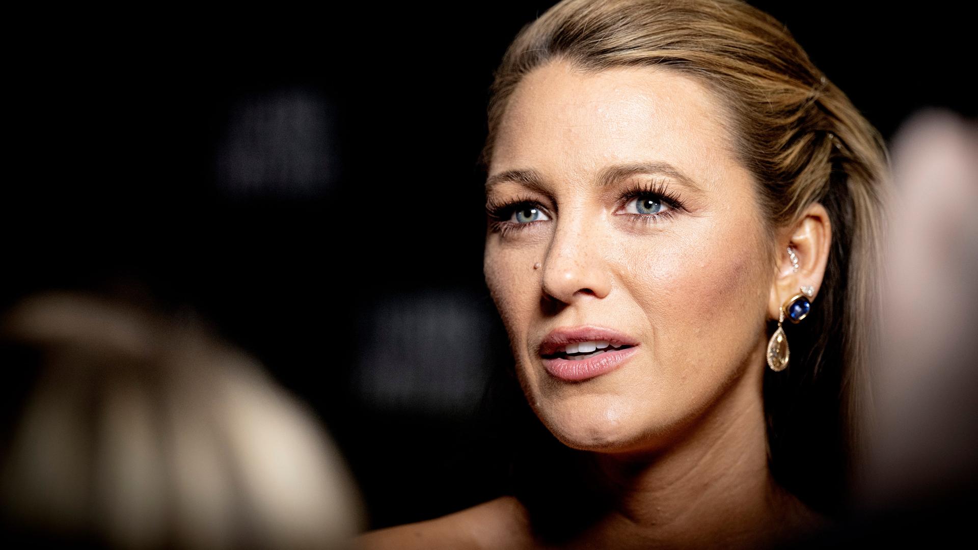 Blake Lively vor einem dunklen, unscharfen Hintergrund