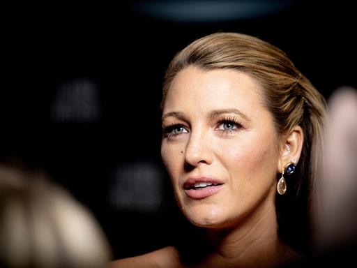 Blake Lively vor einem dunklen, unscharfen Hintergrund