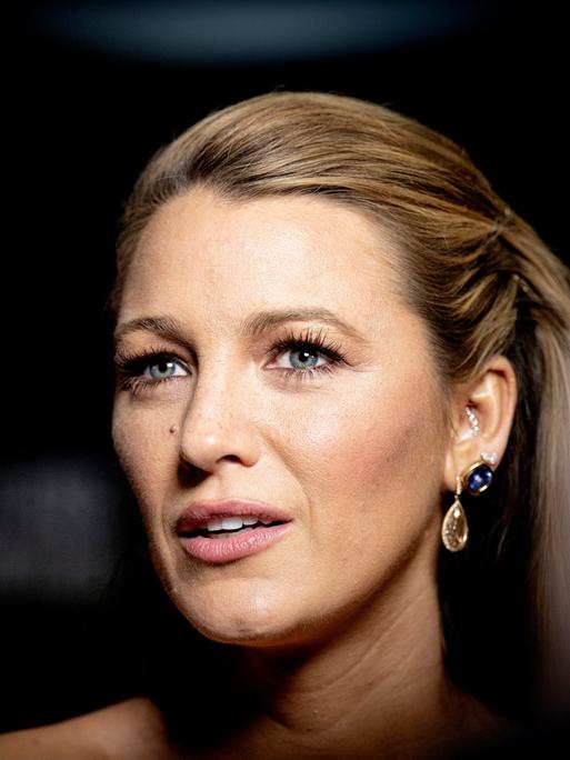 Blake Lively vor einem dunklen, unscharfen Hintergrund