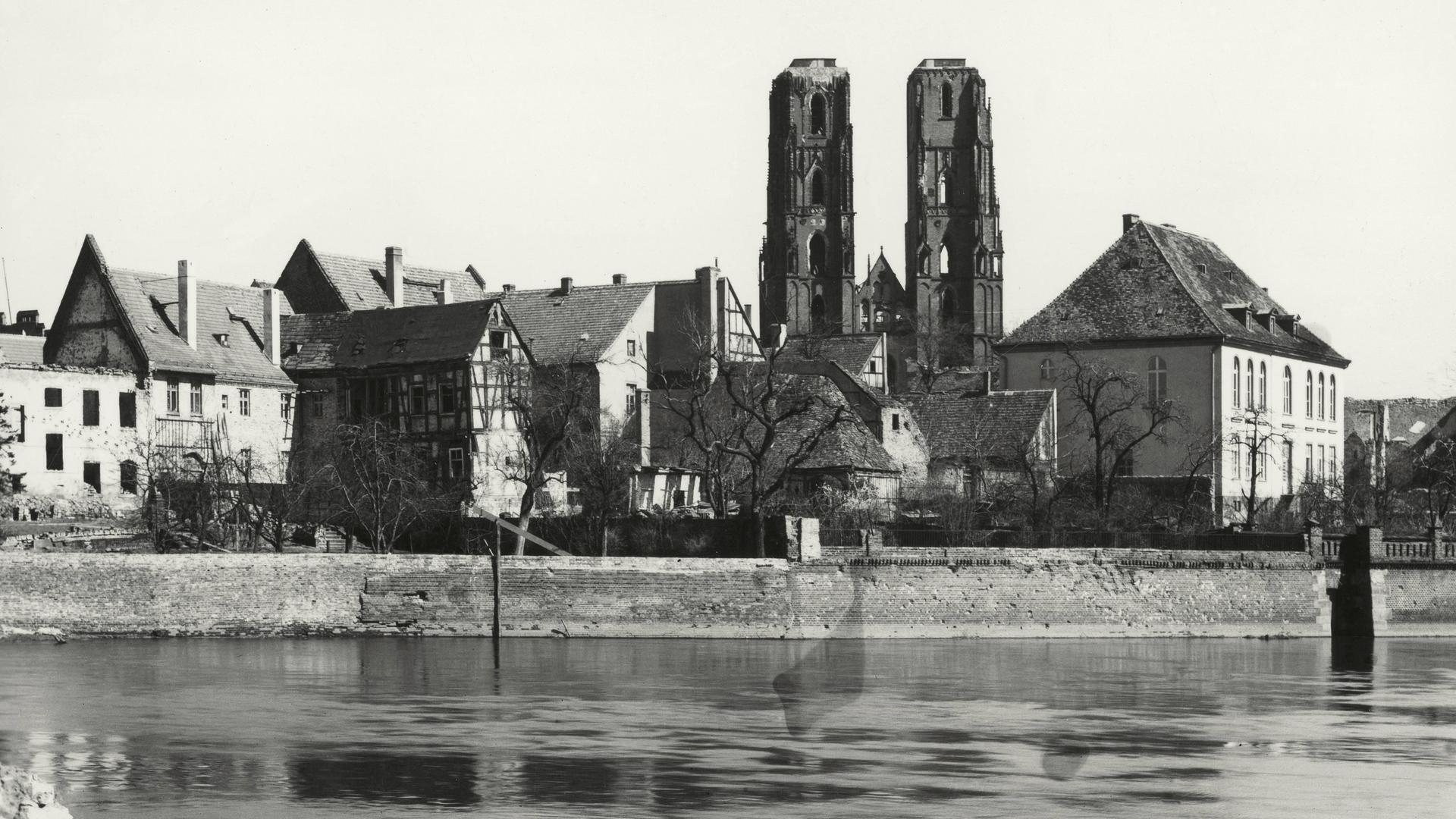 Blick über die Oder auf die Dominsel mit kriegsbeschädigtem Dom St. Johann in Breslau. (1948) 