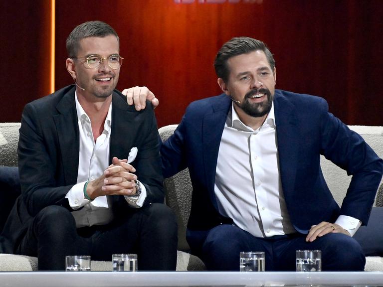 Joko Winterscheidt und Klaas Heufer-Umlauf in der ZDF-Unterhaltungsshow "Wetten, dass..?" in Nürnberg am 06.11.2021.