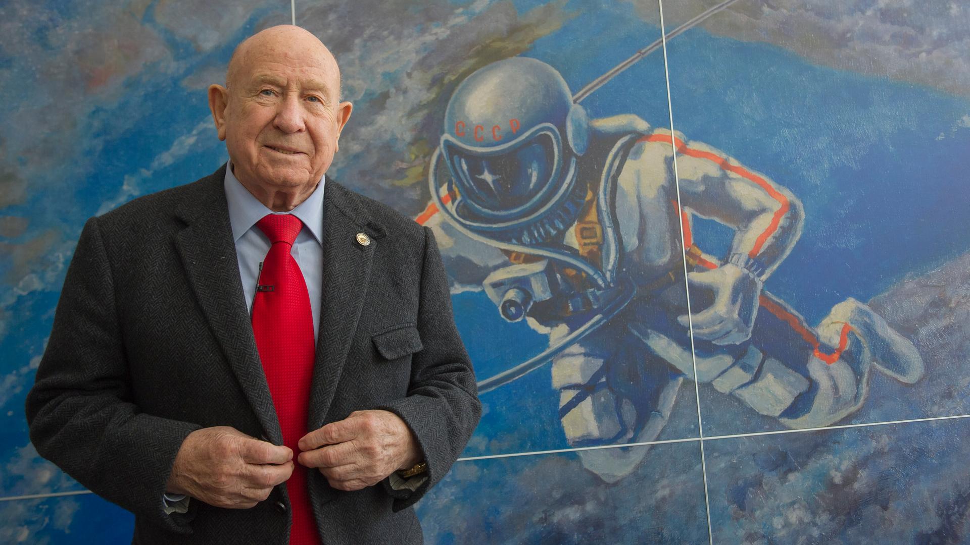 Alexei Leonov war ein sowjetischer Kosmonaut, hier vor einem Bild, das zeigt, wie er als erster Mensch sein Raumschiff verließ und lediglich mit einer Leine gesichert im Weltraum schwebte