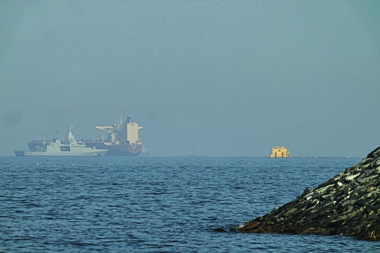 Vereinigte Arabische Emirate, Chaur Fakkan: Ein emiratisches Patrouillenboot (l) in der Nähe eines Tankers, der im Golf von Oman nahe der Straße von Hormus vor Anker liegt.