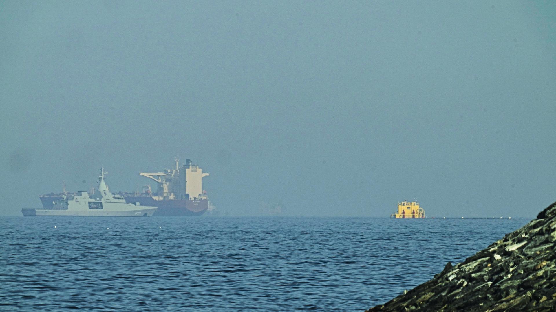 Vereinigte Arabische Emirate, Chaur Fakkan: Ein emiratisches Patrouillenboot (l) in der Nähe eines Tankers, der im Golf von Oman nahe der Straße von Hormus vor Anker liegt.