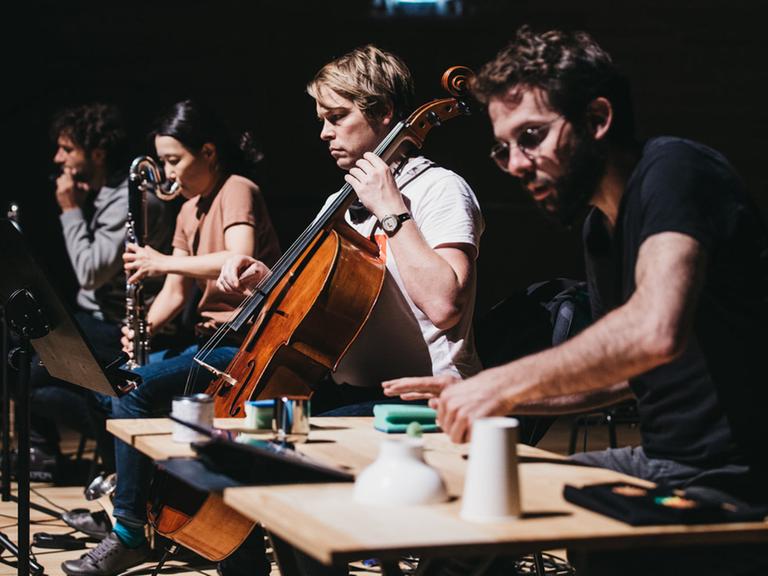 Vier Musiker des Ensembles hand werk auf der Bühne in konzentrierter Aktion