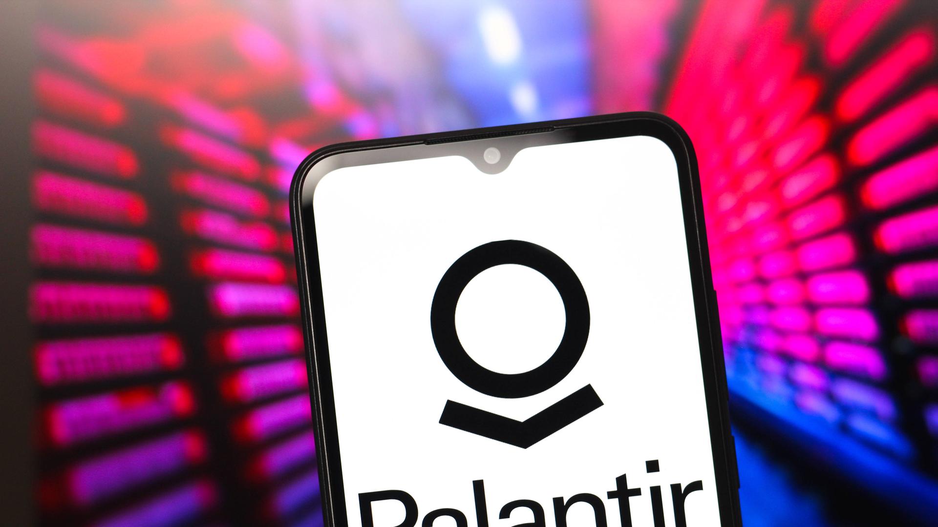 Palantir-Logo auf einem Smartphone-Display vor buntem Hintergrund