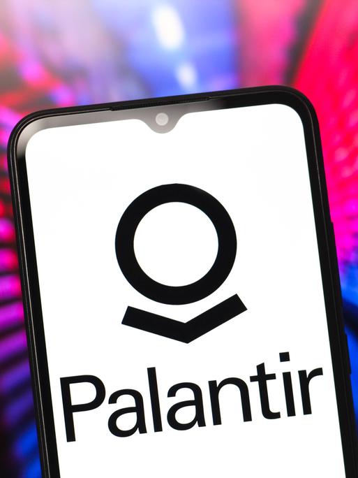 Palantir-Logo auf einem Smartphone-Display vor buntem Hintergrund
