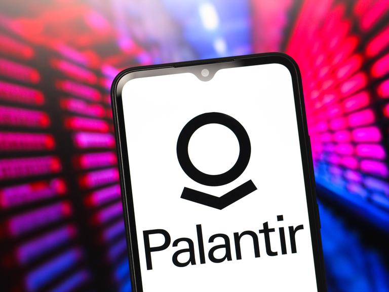 Palantir-Logo auf einem Smartphone-Display vor buntem Hintergrund