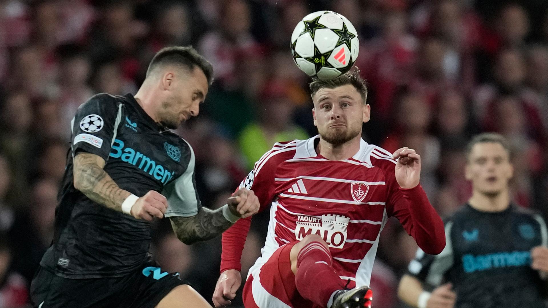 Der Leverkusener Spieler Aleix Garcia und Hugo Magnetti aus Brest kämpfen um den Ball.
Der Leverkusener Spieler Aleix Garcia und Hugo Magnetti aus Brest kämpfen um den Ball.