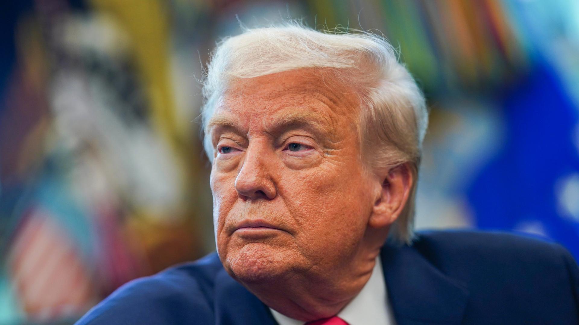 Porträt des amtierenden US-Präsidenten Donald Trump am 14.08.2025 im Oval Office im Weißen Haus.