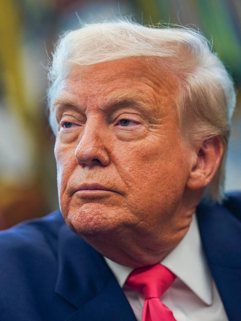 Porträt des amtierenden US-Präsidenten Donald Trump am 14.08.2025 im Oval Office im Weißen Haus.