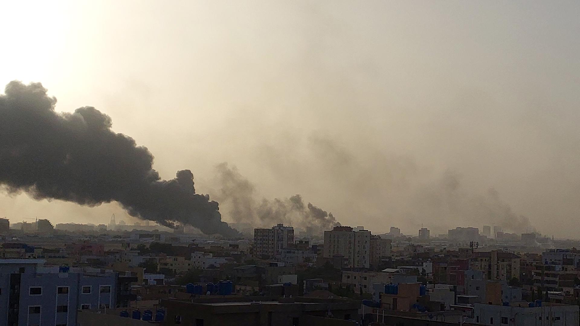 Über der Silhouette der sudanesischen Hauptstadt Khartum steigt Rauch auf.