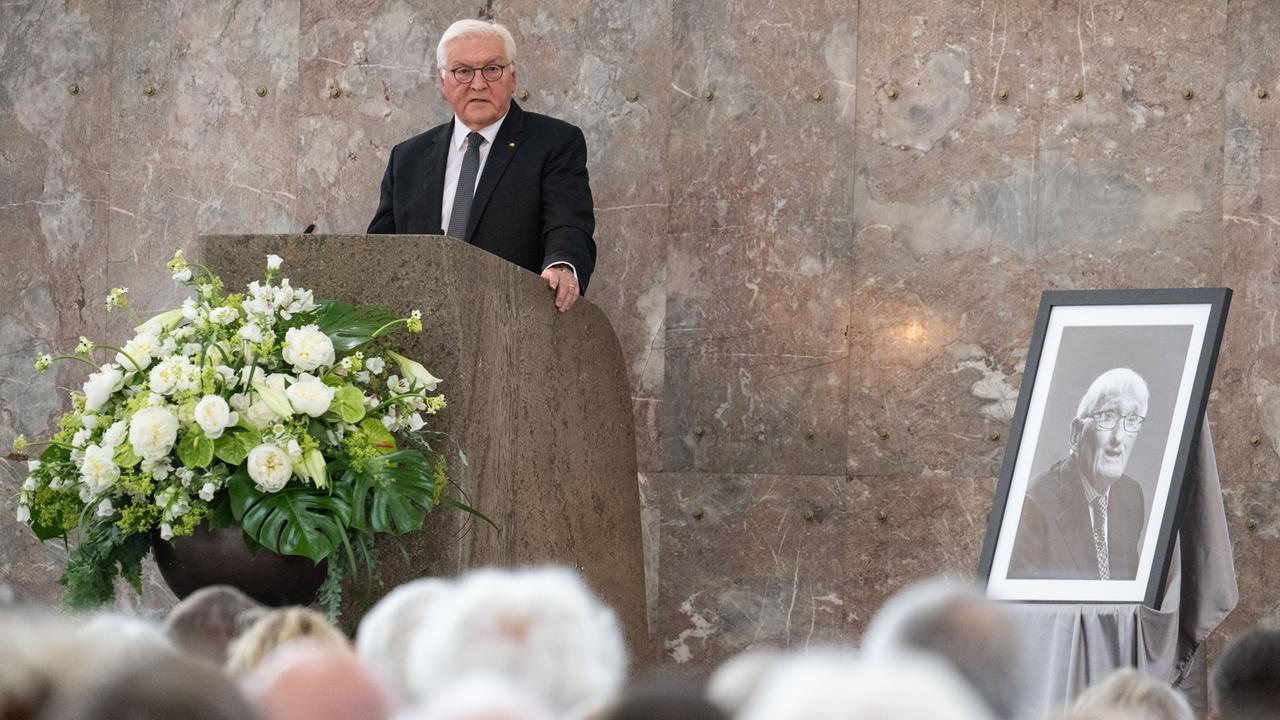 Frankfurt am Main: Bundespräsident Frank-Walter Steinmeier spricht auf einer Gedenkfeier für den gestorbenen Philosophen und Soziologen Jürgen Habermas in der Paulskirche.