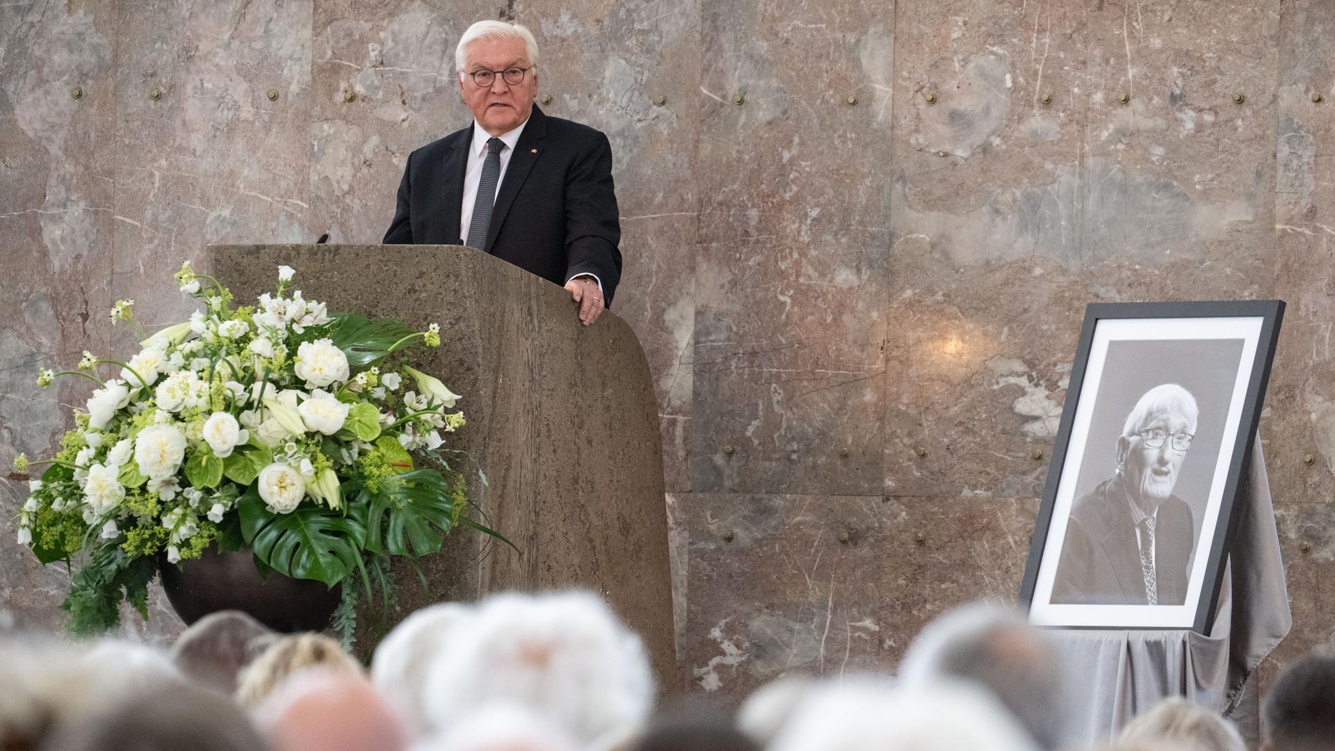 Frankfurt am Main: Bundespräsident Frank-Walter Steinmeier spricht auf einer Gedenkfeier für den gestorbenen Philosophen und Soziologen Jürgen Habermas in der Paulskirche. Frankfurt am Main: Bundespräsident Frank-Walter Steinmeier spricht auf einer Gedenkfeier für den gestorbenen Philosophen und Soziologen Jürgen Habermas in der Paulskirche.