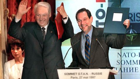 Russlands Präsident Boris Jelzin (links) und NATO-Generalsekretär Javier Solana winken am 27.5.1997 nach der Unterzeichnung der NATO-Russland-Grundakte in Paris in die Kameras