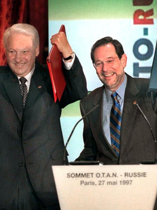 Russlands Präsident Boris Jelzin (links) und NATO-Generalsekretär Javier Solana winken am 27.5.1997 nach der Unterzeichnung der NATO-Russland-Grundakte in Paris in die Kameras