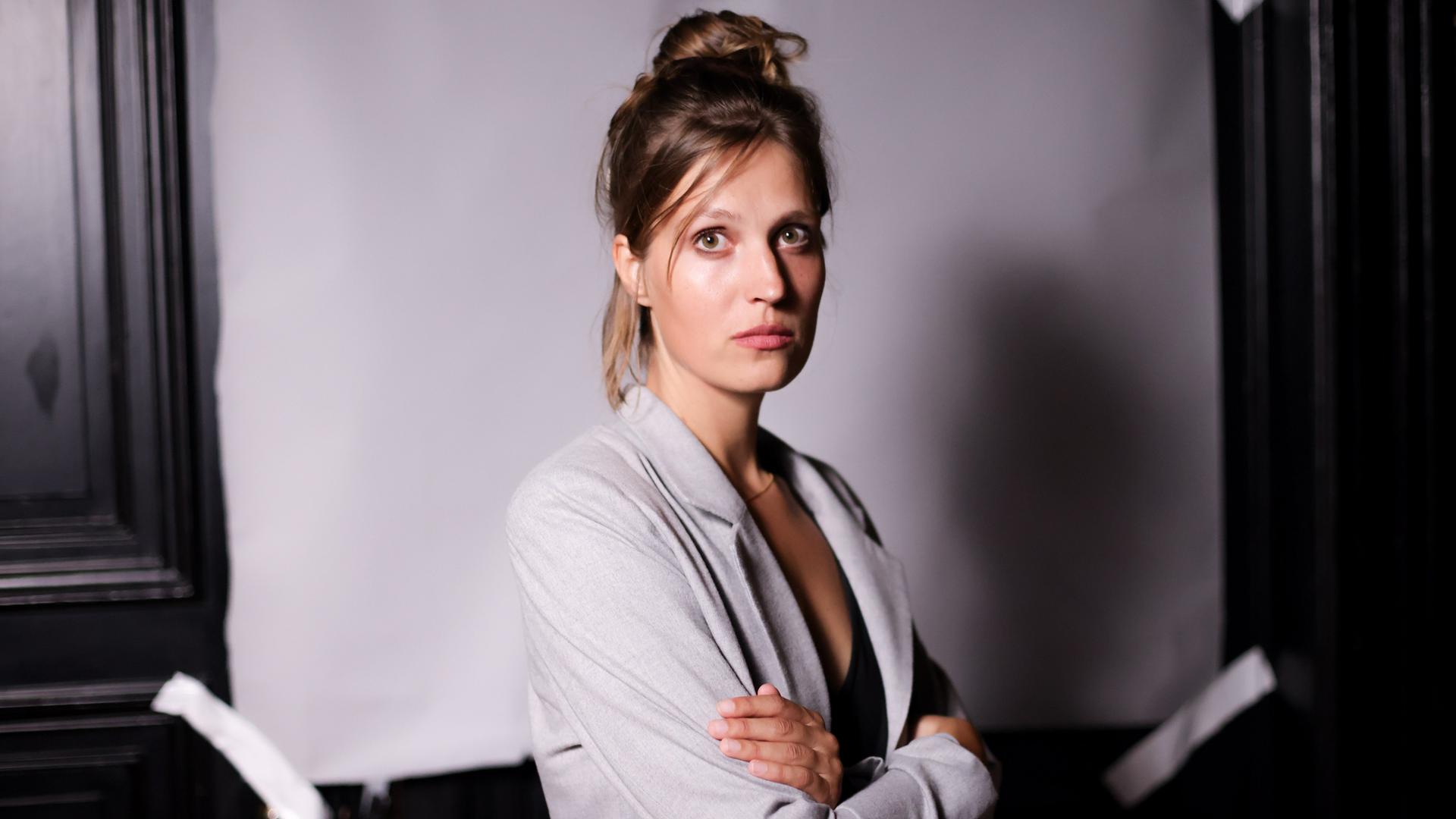 Charlotte Gneuß posiert bei einem Fototermin der für die Longlist Nominierten des Deutschen Buchpreises 2023