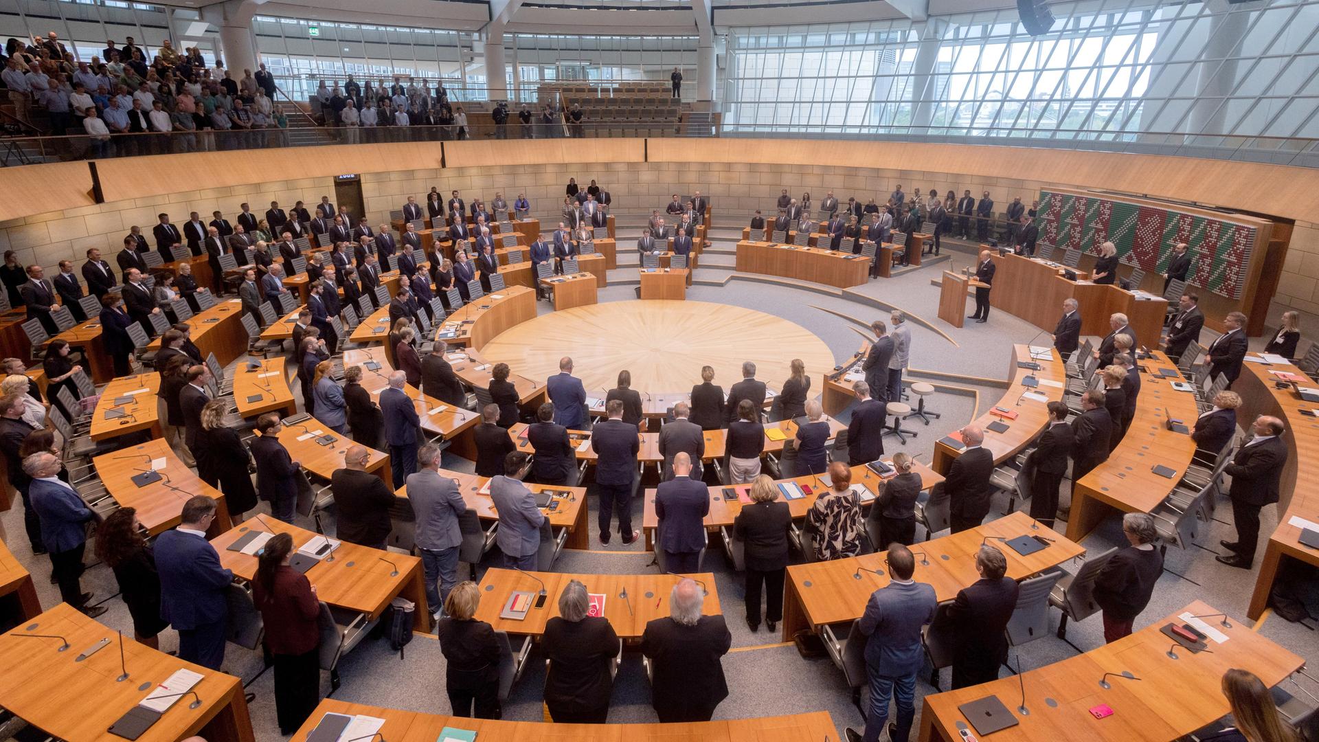 Die Abgeordneten haben sich bei einer Sondersitzung des Landtags zum Anschlag in Solingen zu einer Schweigeminute erhoben. Die Abgeordneten haben sich bei einer Sondersitzung des Landtags zum Anschlag in Solingen zu einer Schweigeminute erhoben.