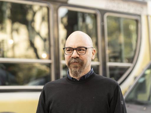 Der Autor Ariel Magnus auf einer Porträtaufnahme in Berlin