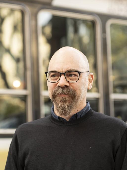 Der Autor Ariel Magnus auf einer Porträtaufnahme in Berlin