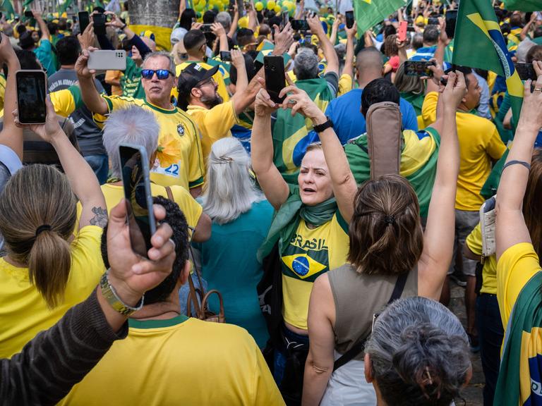 Bolsonaro-Unterstützer filmen bei einer Feier am Unabhängigkkeitstag Brasiliens mit ihren Smartphones am 7. September 2022