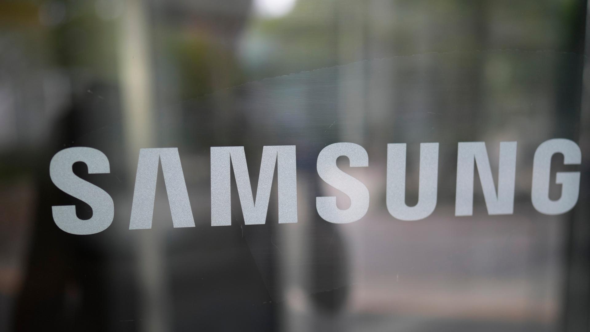 Das Samsung-Logo auf einer Glastüre