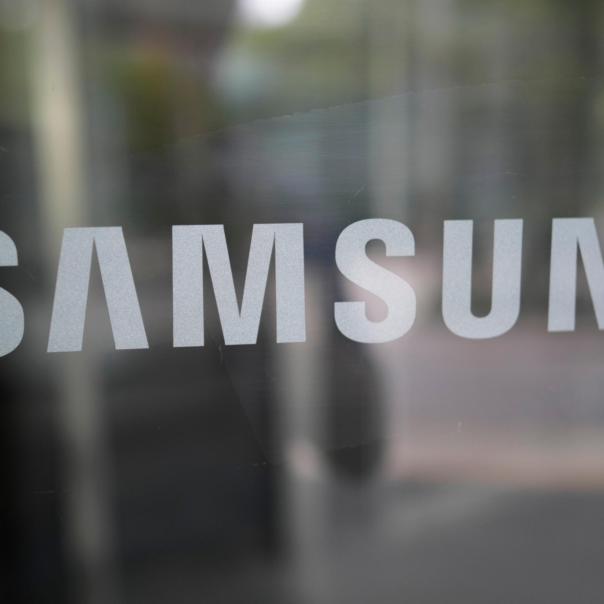 Das Samsung-Logo auf einer Glastüre